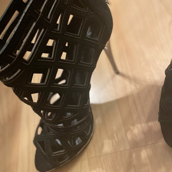 Burberry peak toe heels - Picture 3 of 11